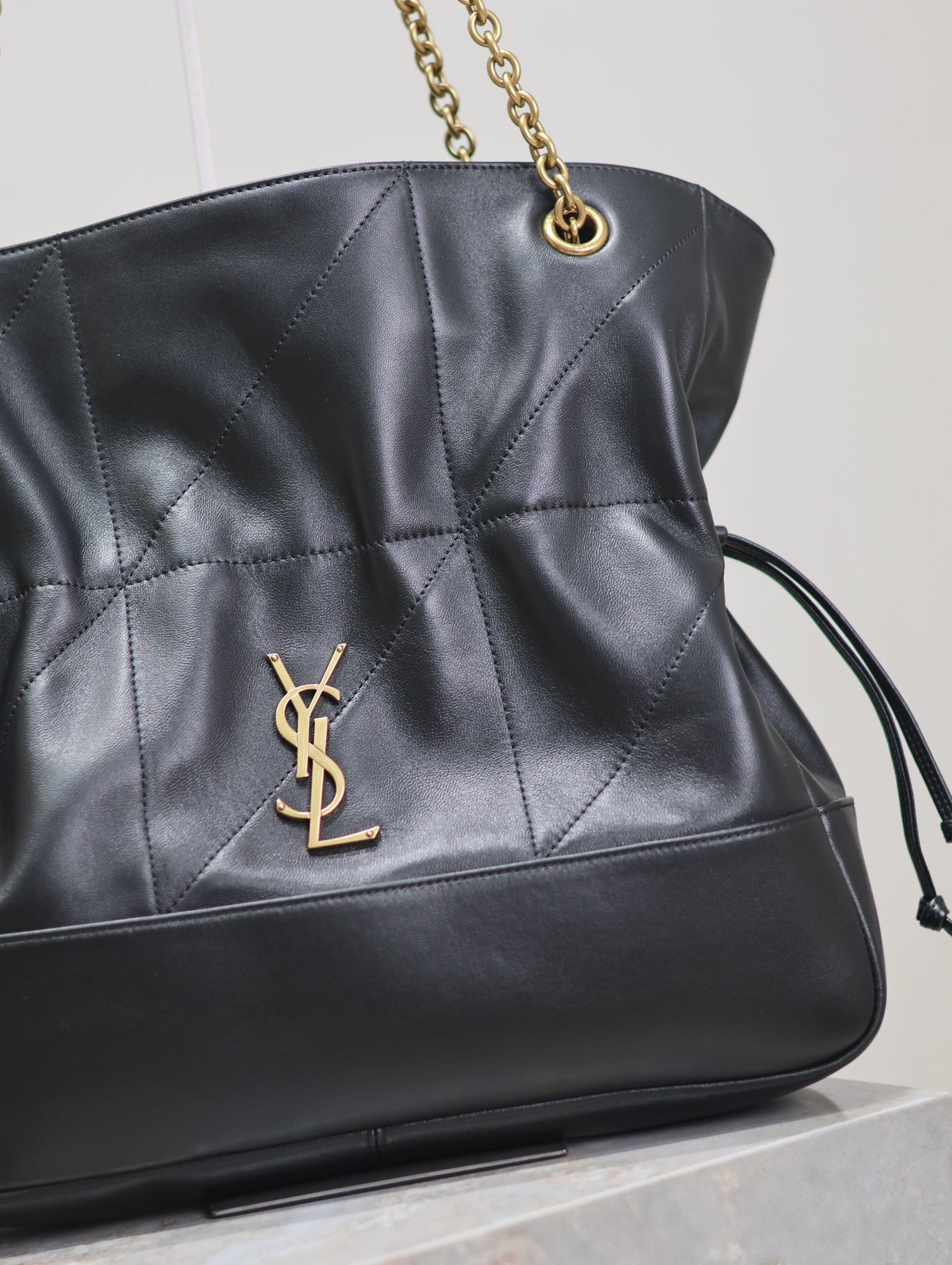 Yves Saint Laurent Jamie 4.3 Large CHON Bucket Bag 809824