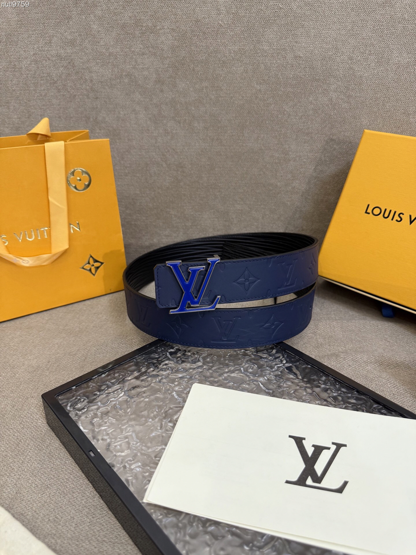 Louis Vuitton Monogram embossed double-faced cowhide belt, 4CM wide