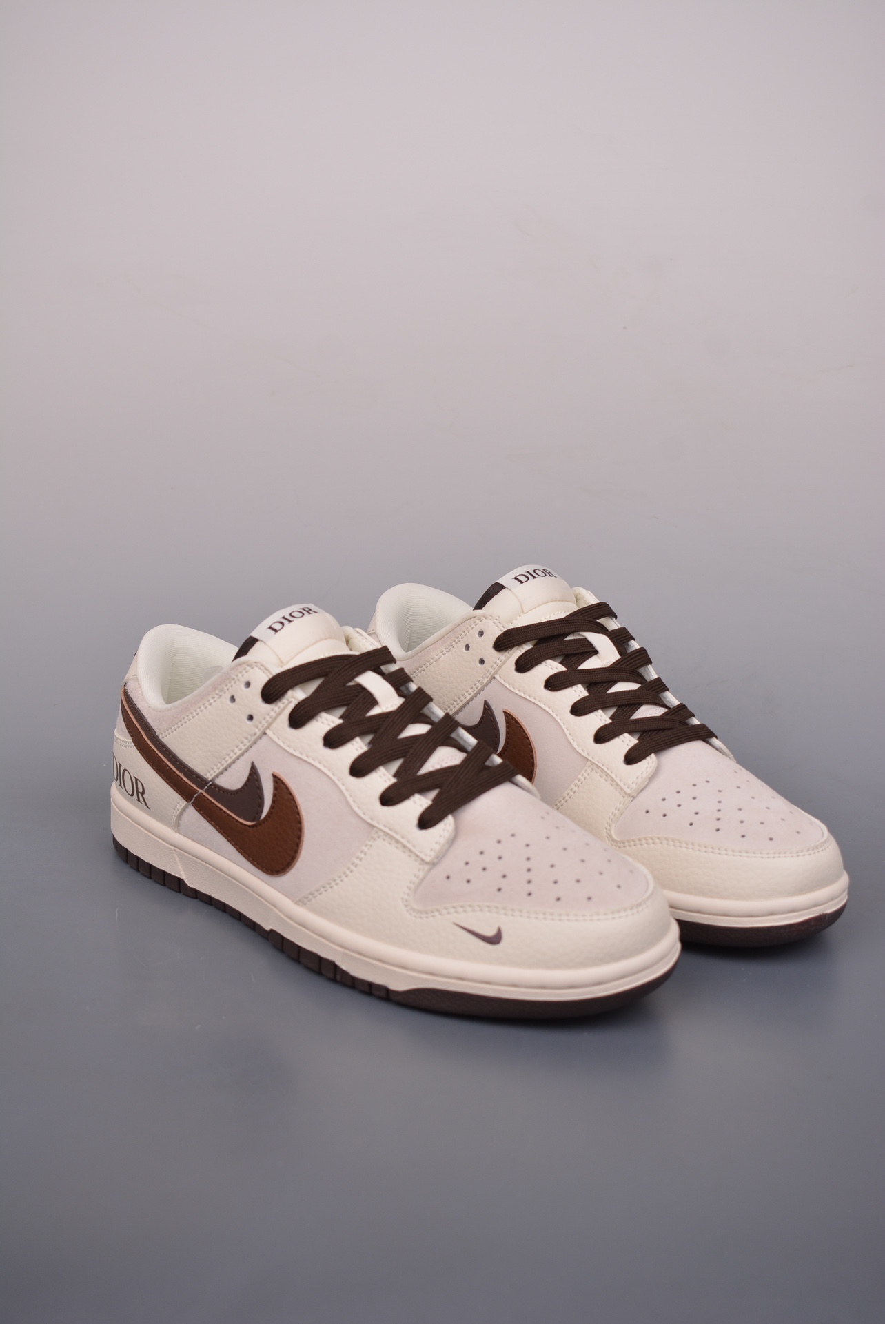 Dior x Nike SB Dunk Low Dior off-white and brown Dior double hook XD6188-046