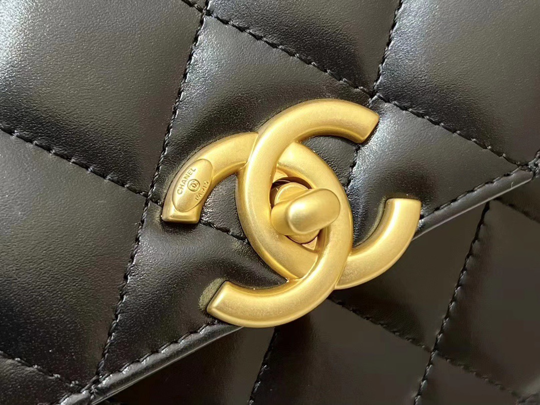 Chanel 2021 Early Fall Haute Couture Collection Double Gold Bead Chain Bag AP2649