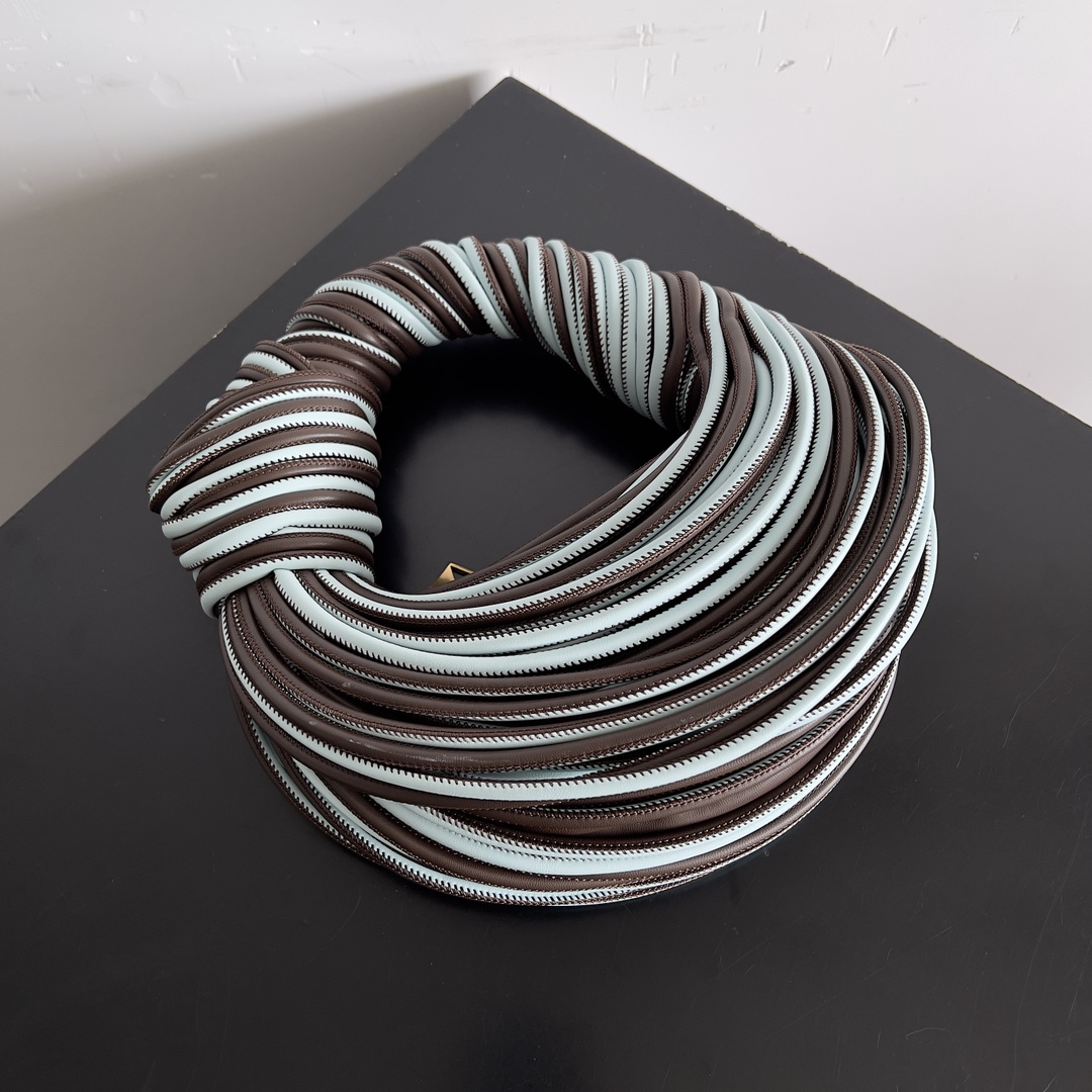 Bottega Veneta tubular leather jodie handbag 755540