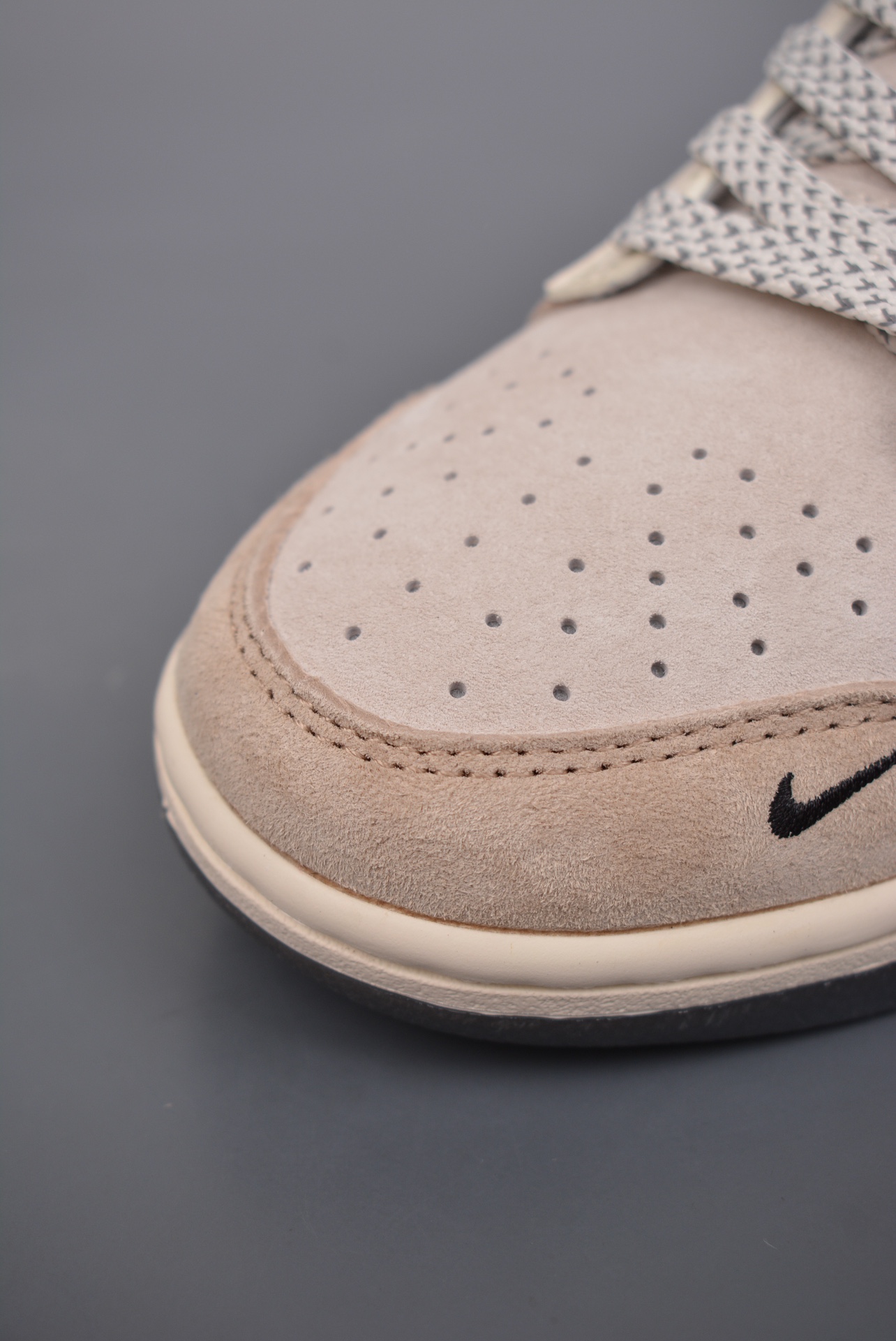 《Hello Kitty》x Nike By You SB Dunk Low RetroHello Kitty And Friends XY1688-018