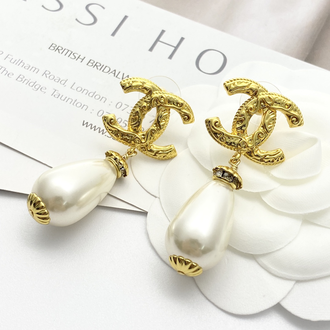 CHAN 24 gold totem double c pearl earrings