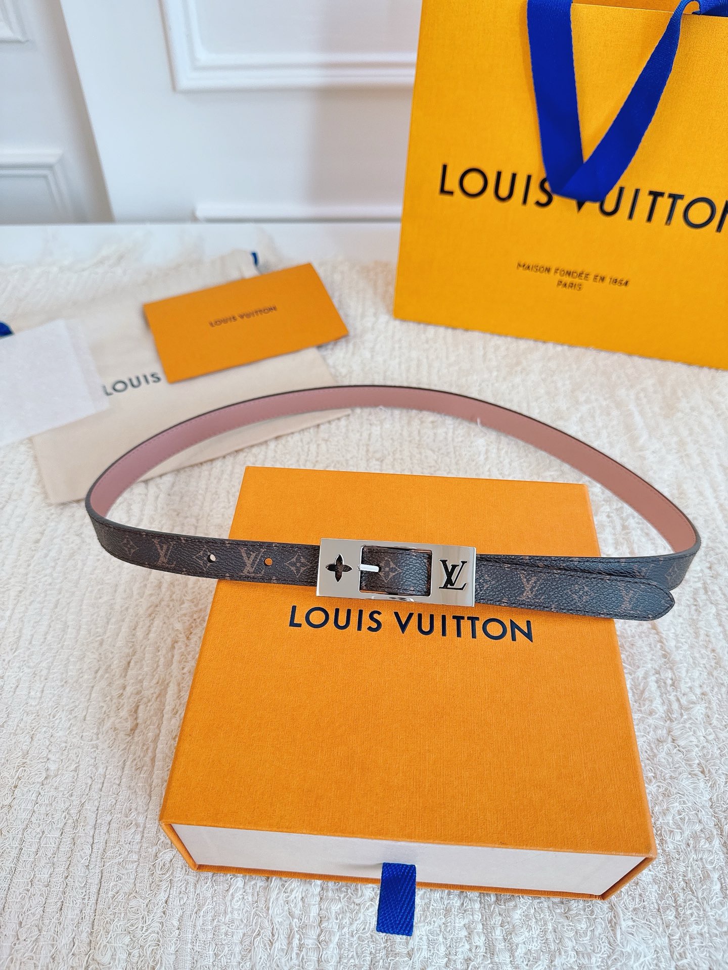 Louis Vuitton double-faced leather women's belt with monogram pattern, 1.8cm wide