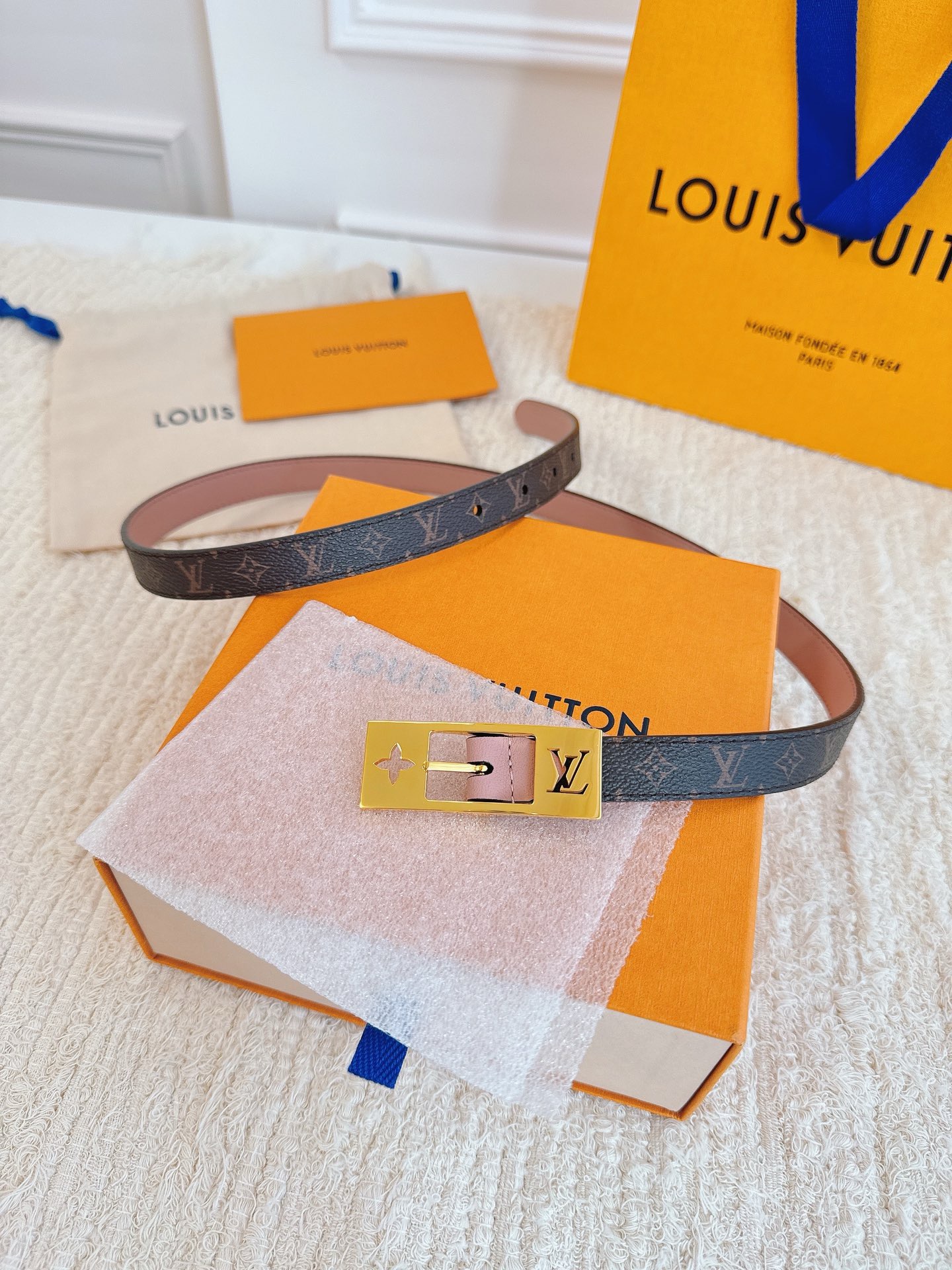 Louis Vuitton double-faced leather women's belt with monogram pattern, 1.8cm wide