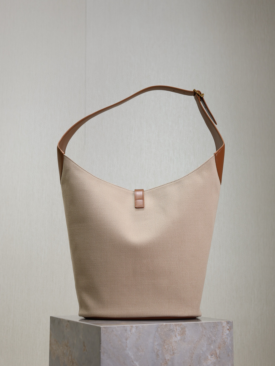 Yves Saint Laurent LE 5À7 Large Bucket Underarm Bag 753823