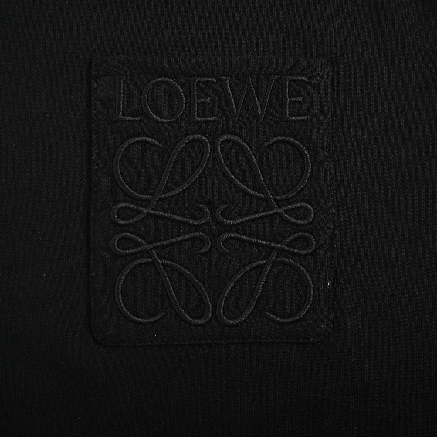 Loewe 25ss short sleeve with embroidered logo on pocket