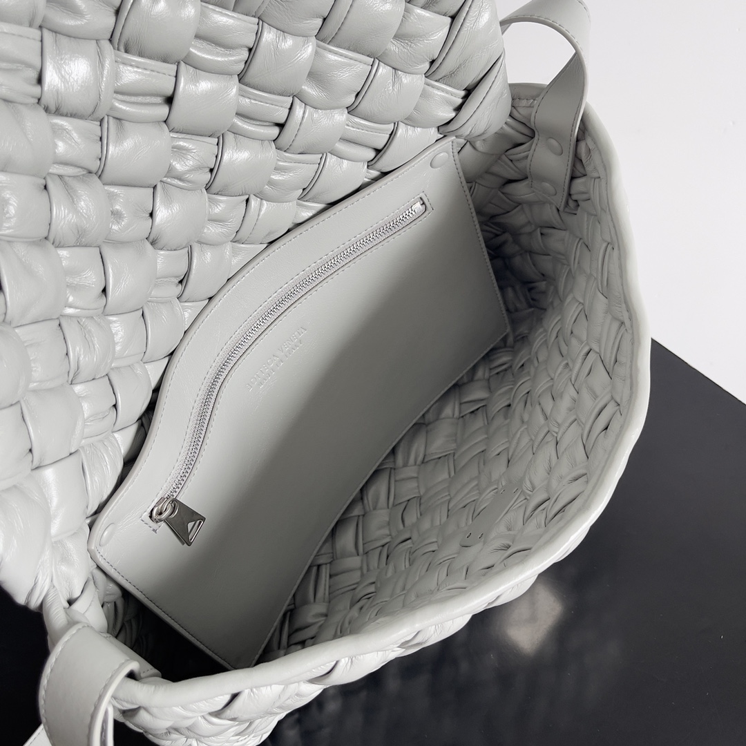 Bottega Veneta 24 Rumple Messenger Bag 776519