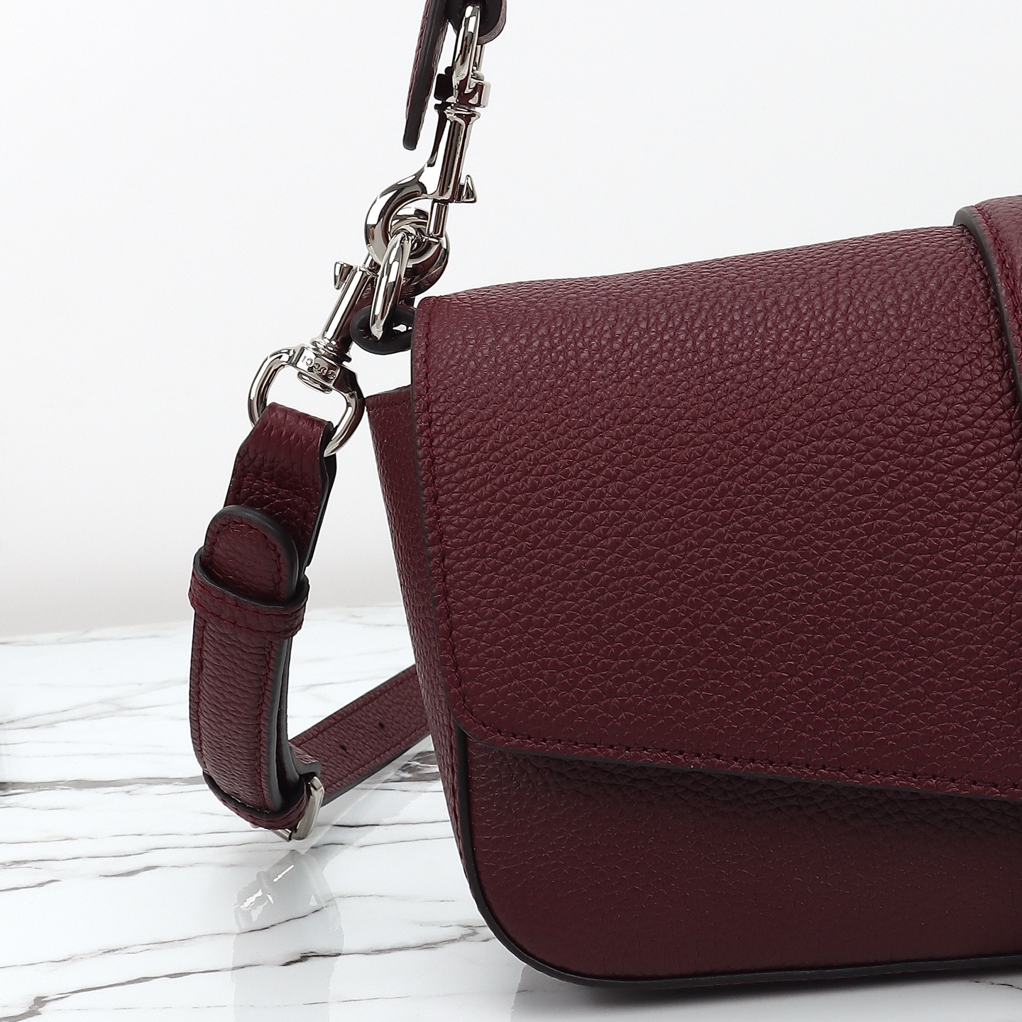 Gucci small crossbody bag with hook closure‎ 821623 AAESU 1069