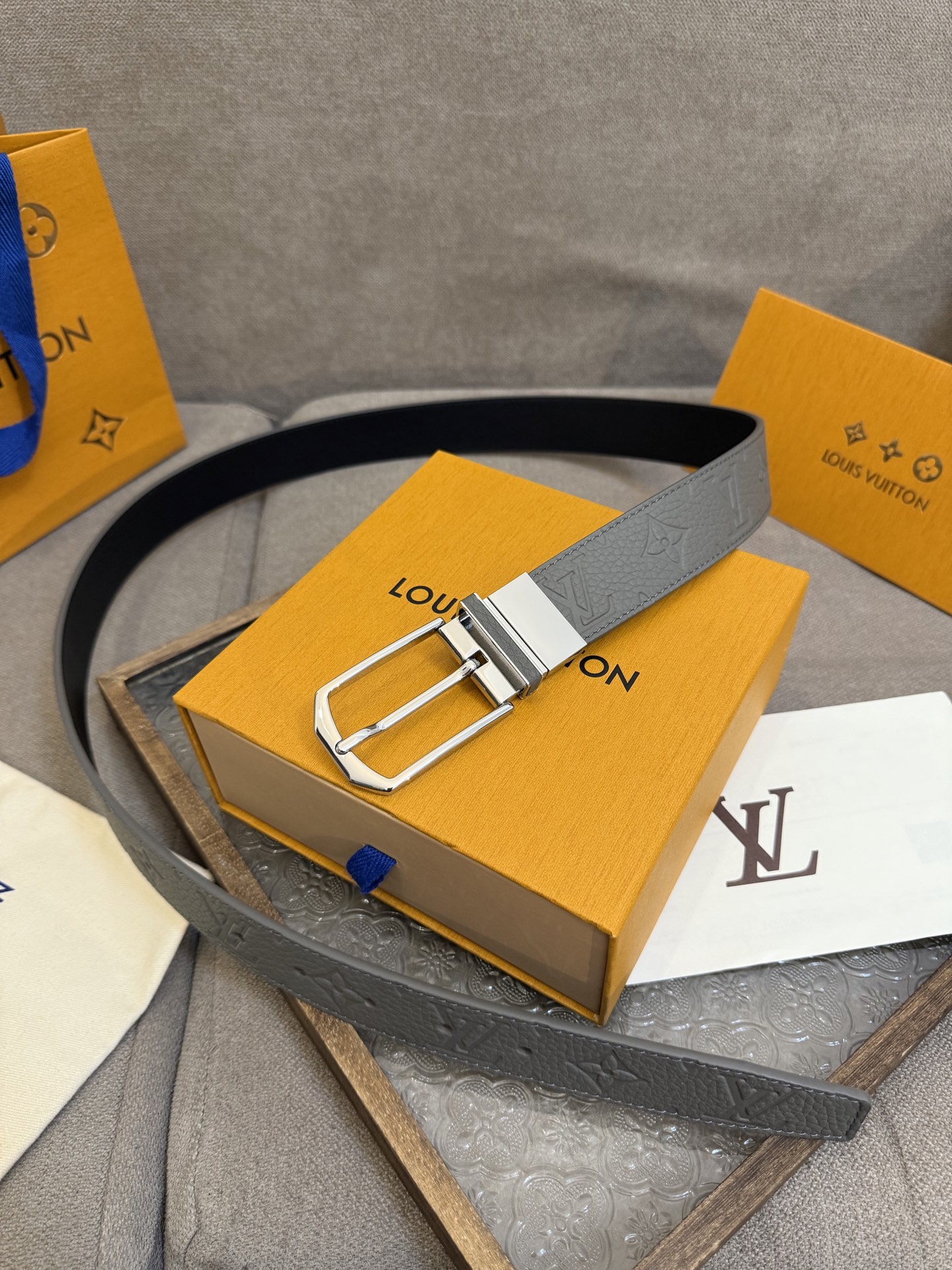 Louis Vuitton embossed cowhide double-sided men's belt, 3.5cm wide