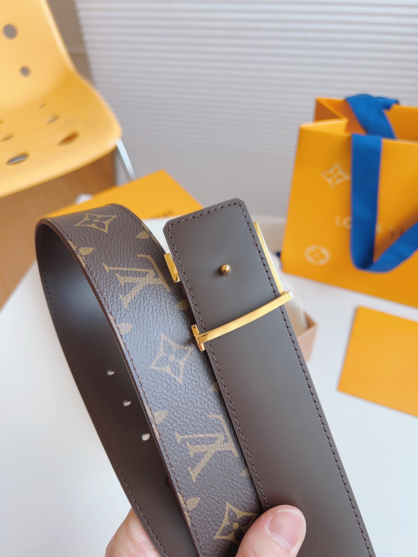 Louis Vuitton Men's Old Fashioned Cowhide Belt 4CM Width