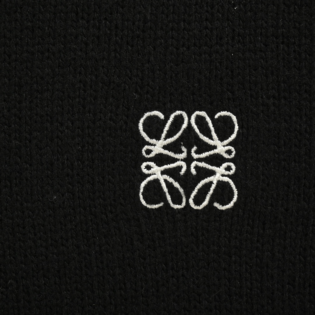 Loewe 24Fw small floral logo embroidered wool crew neck sweater