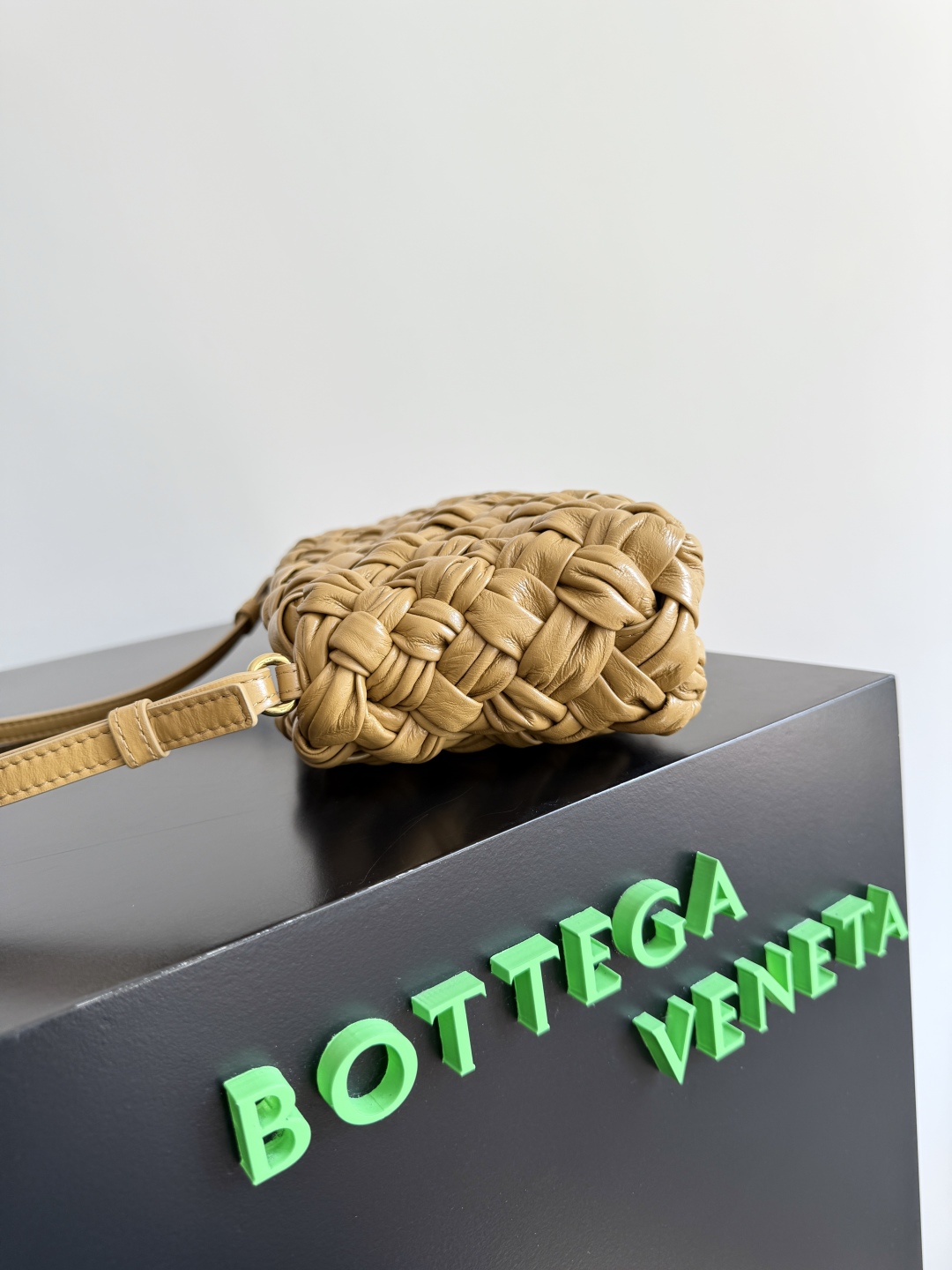 Bottega Veneta Kalimero cha cha woven handbag 785780
