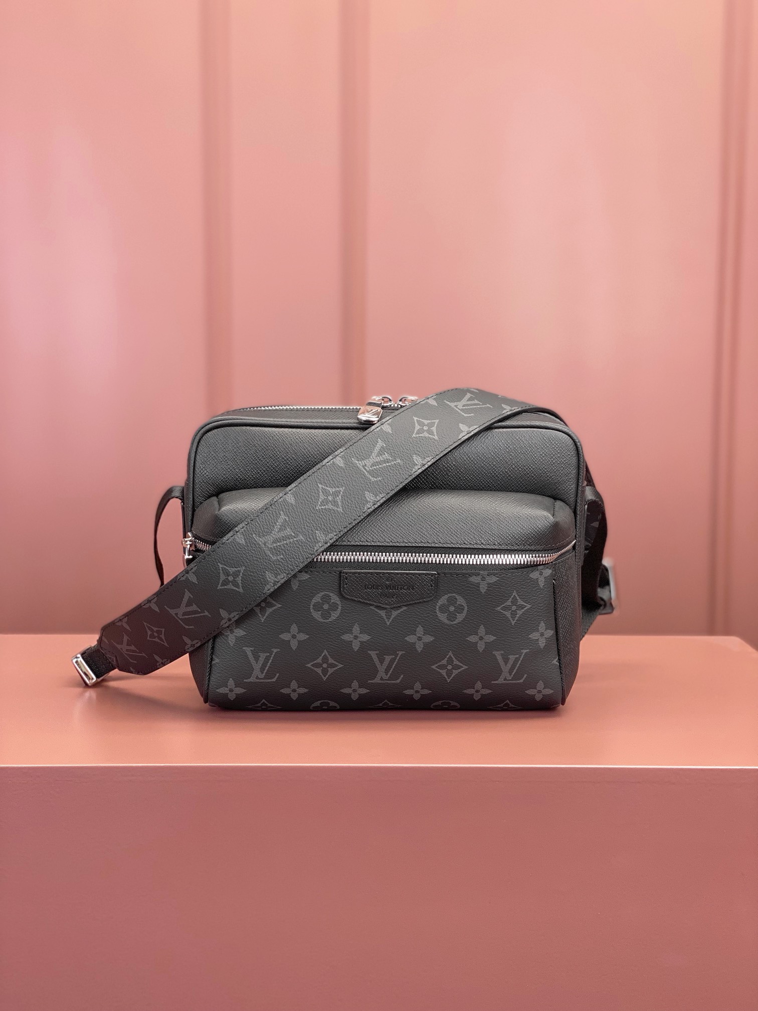 Louis Vuitton OUTDOOR Messenger Bag M30233