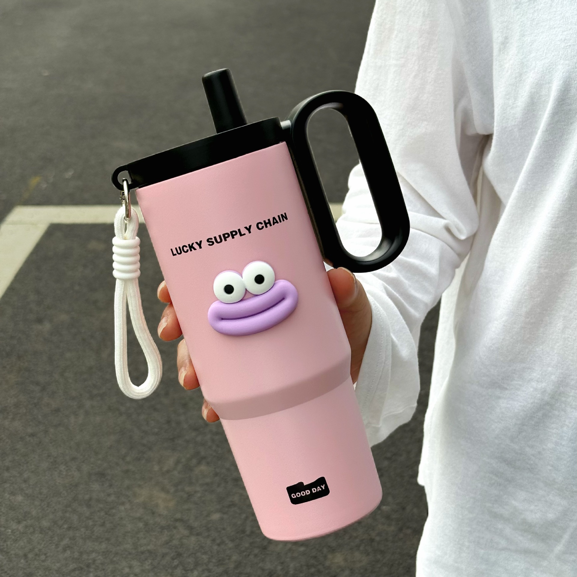 Large-capacity insulated water bottle made of 316 stainless steel with straw, suitable for car use and has a premium feel.