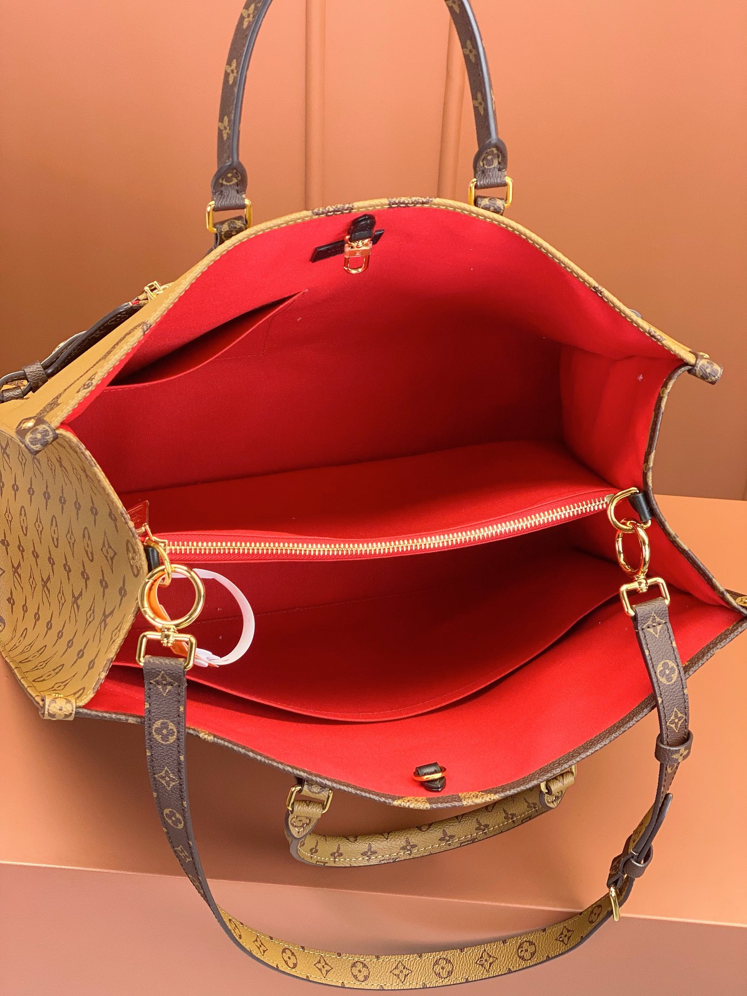 Louis Vuitton ONTHEGO VOYAGE Handbag M46823