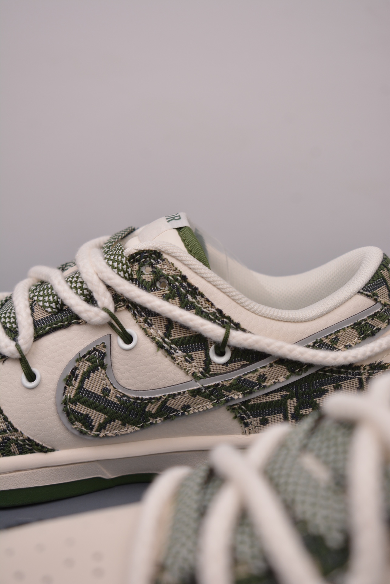 Dior x Nike SB Dunk Low Lot Dior Off-White Military Green SJ2068-309