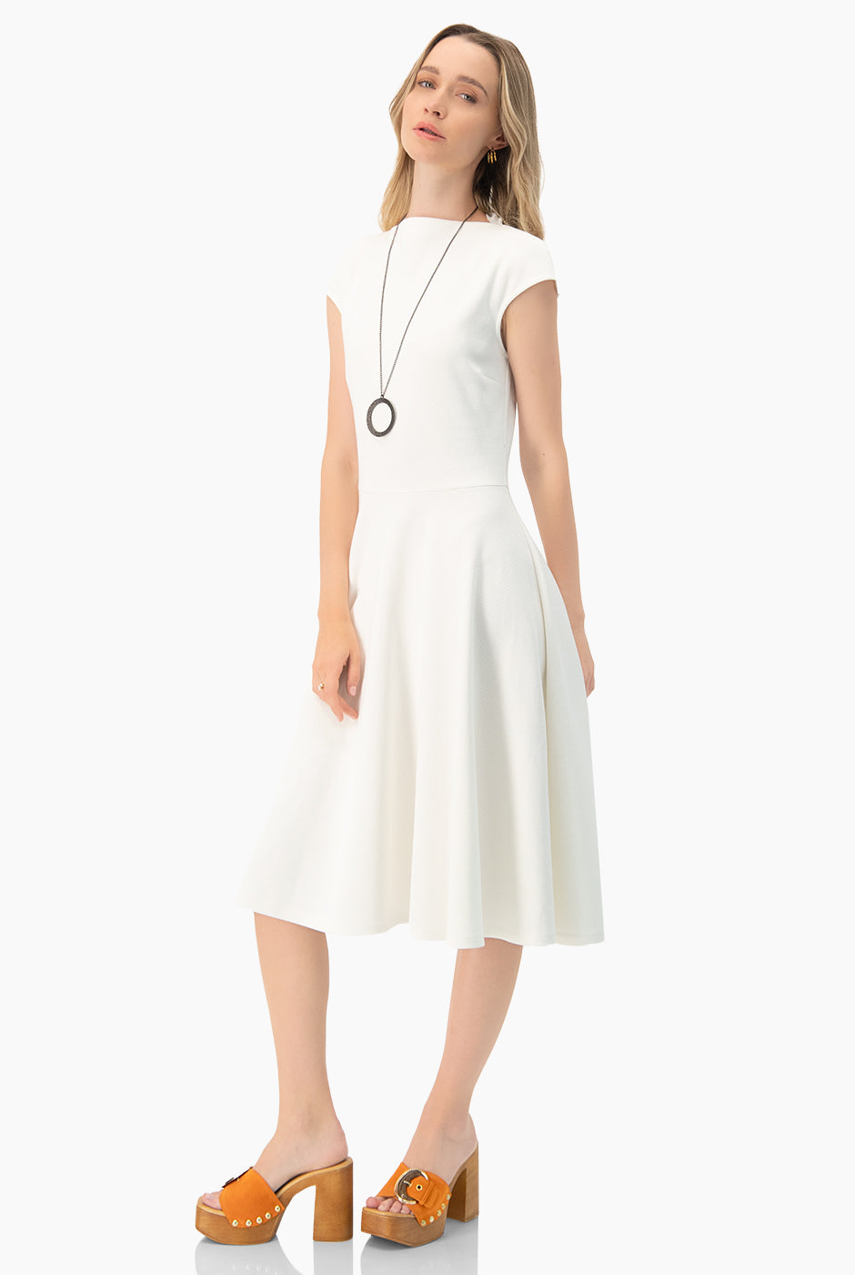 Vestido midi de cuello redondo