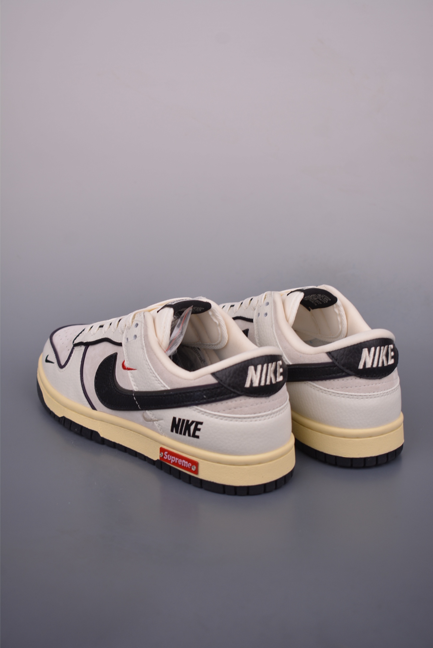 Supreme x Nike SB Dunk Low 