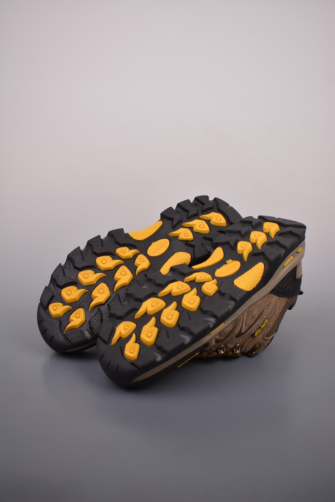 The North Face Hedgehog Sneaker suede brown black yellow BM5336