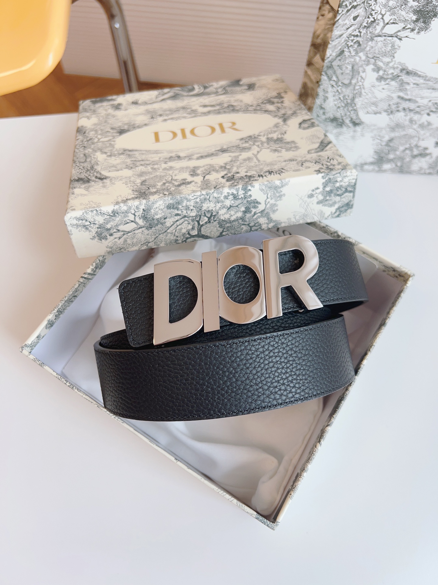 Dior double-sided leather belt with letter buckle, 3.5CM wide