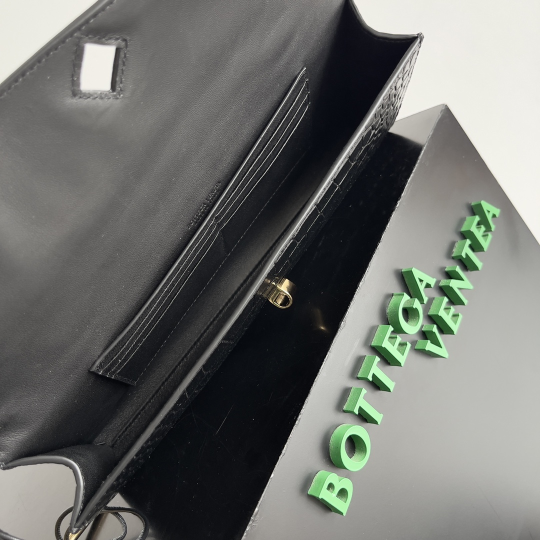 Bottega Veneta Andiamo rare crocodile leather handbag 741511