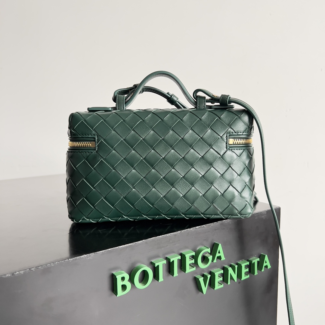Bottega Veneta 2024 Woven Zippered Baguette Bag 789109