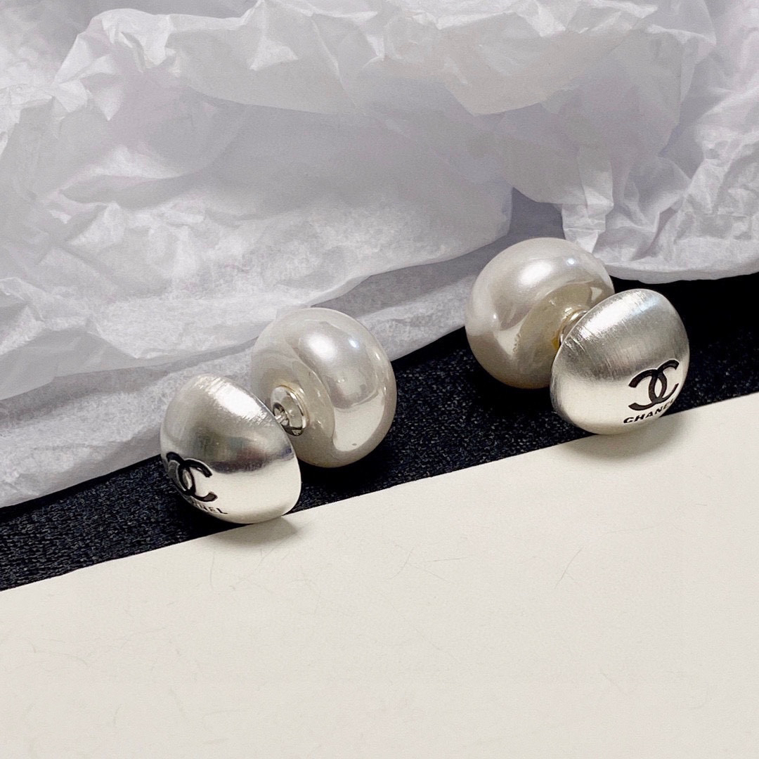 Chanel brushed pearls with double-sided earrings