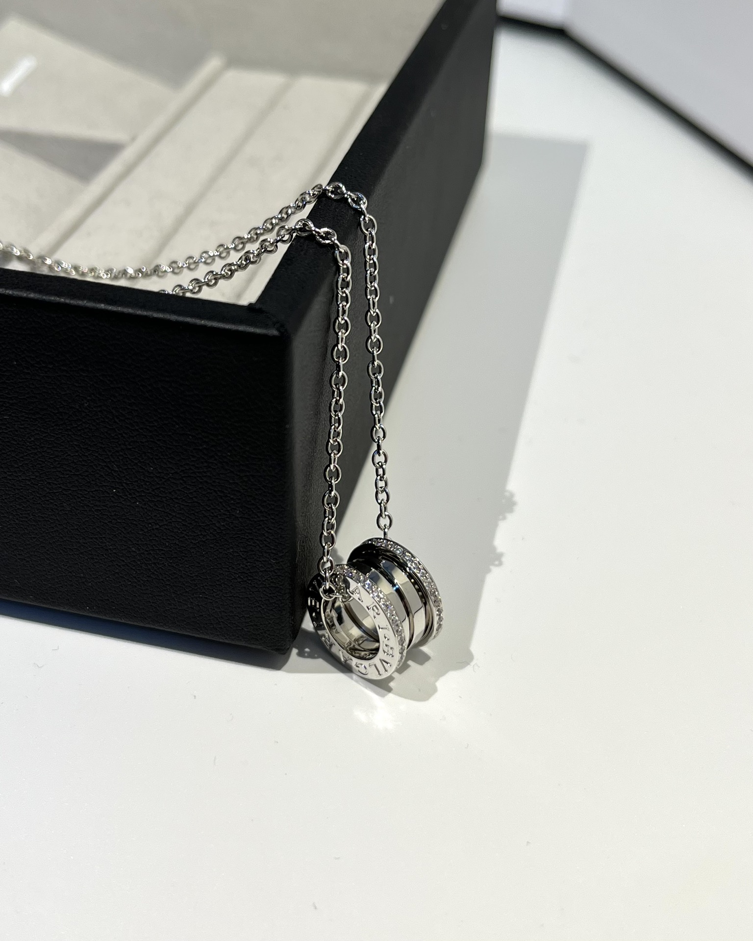 Bulgari B.ZERO1 series diamond spring necklace