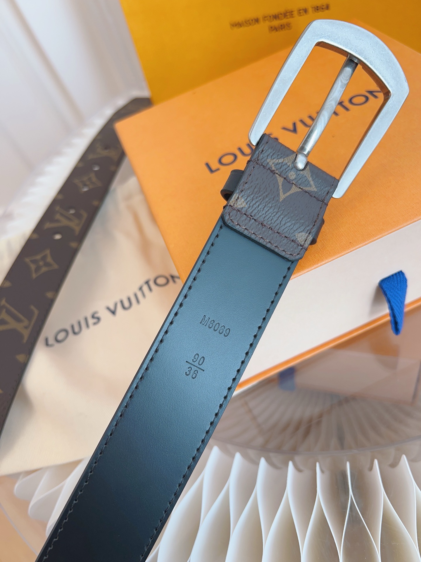 Louis Vuitton double-sided leather buckle belt with monogram pattern, 3.5cm wide