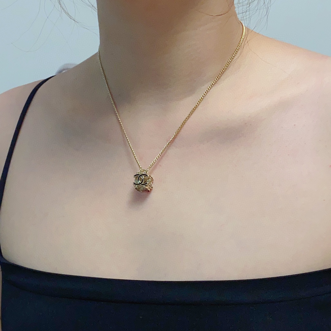 Chanel new square hollow necklace