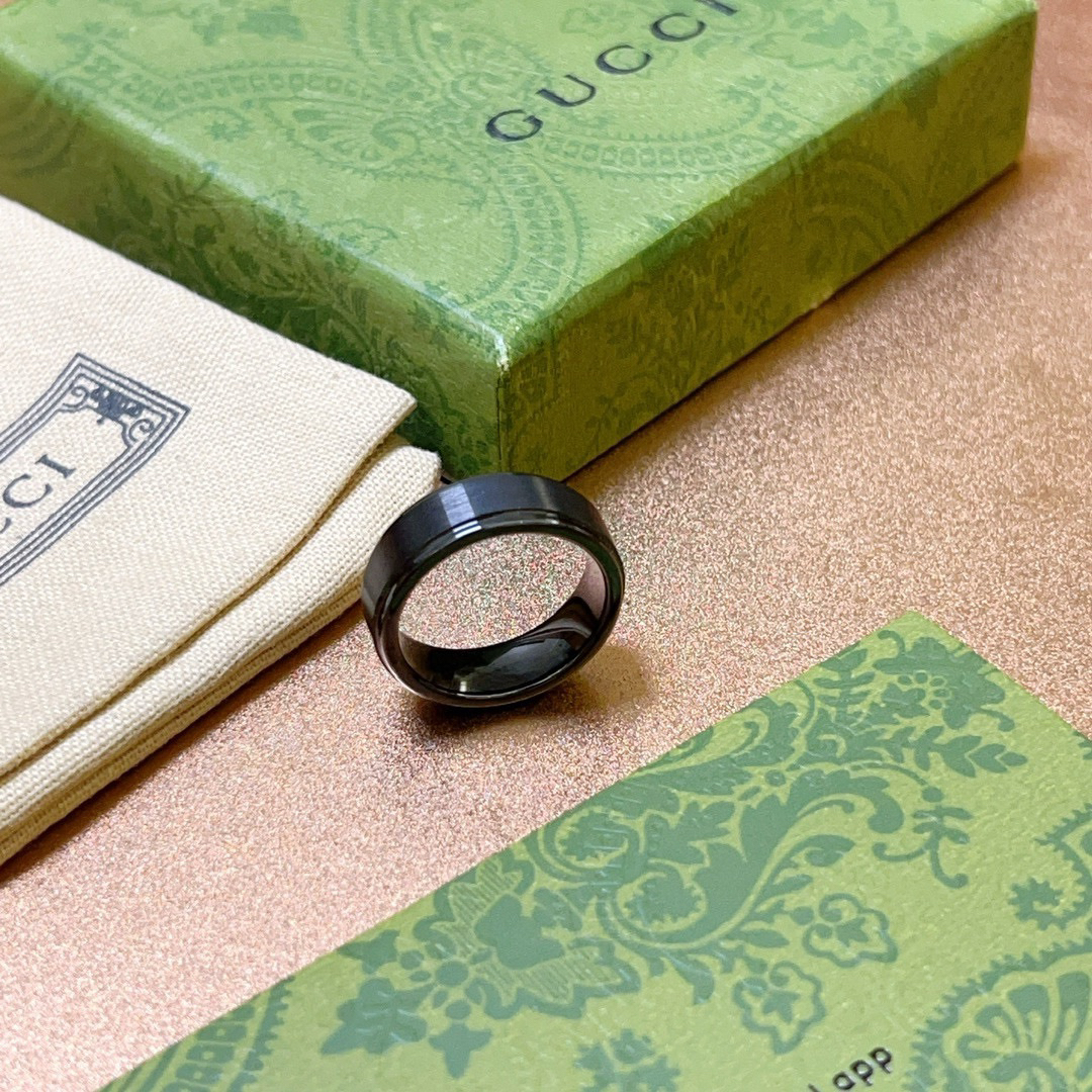 GUCCI black polished ring