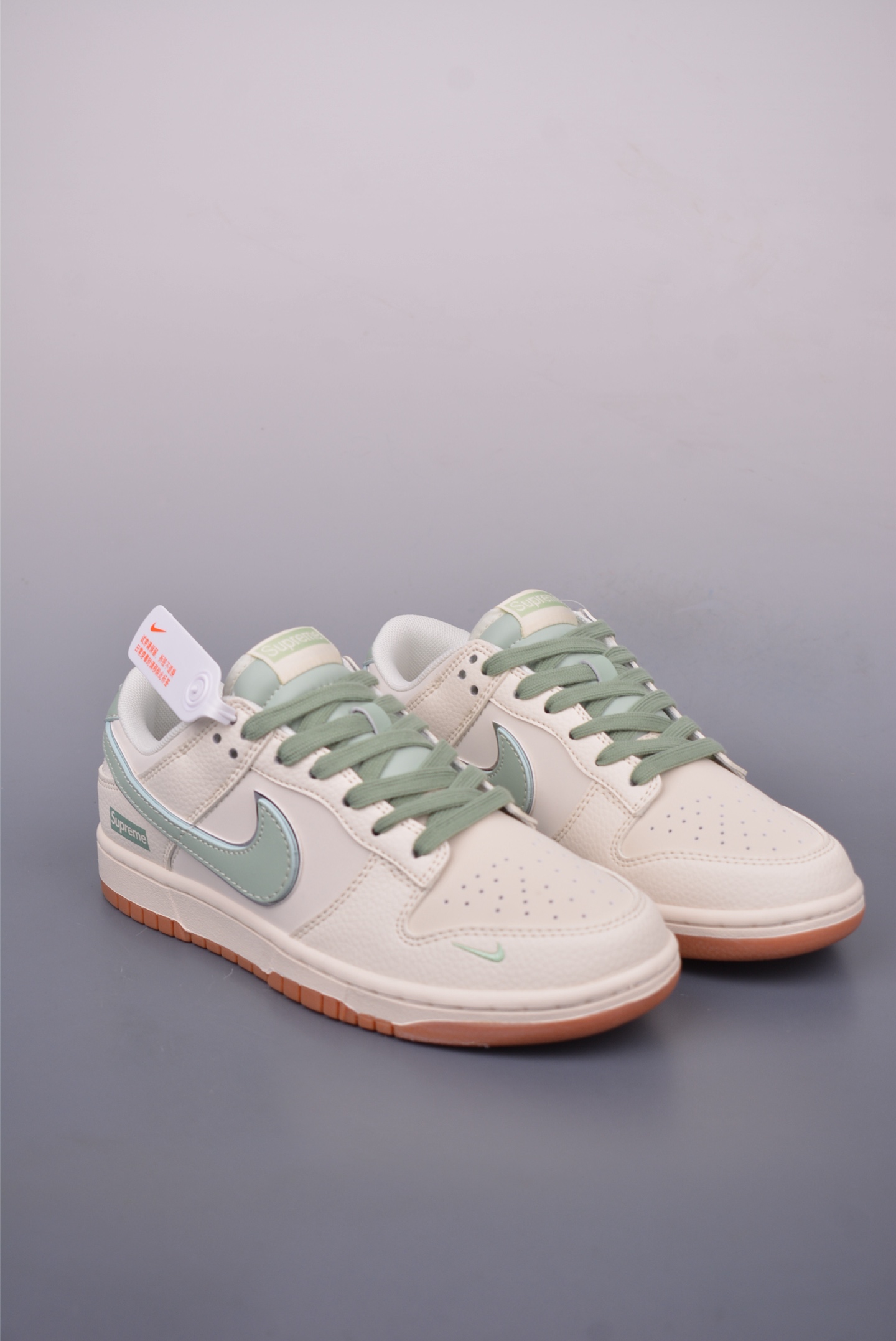 Supreme x Nike SB Dunk Low 