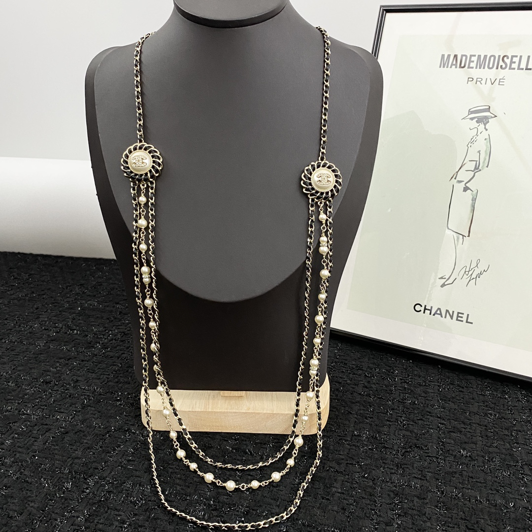CHAN 24 round pearl black leather triple chain