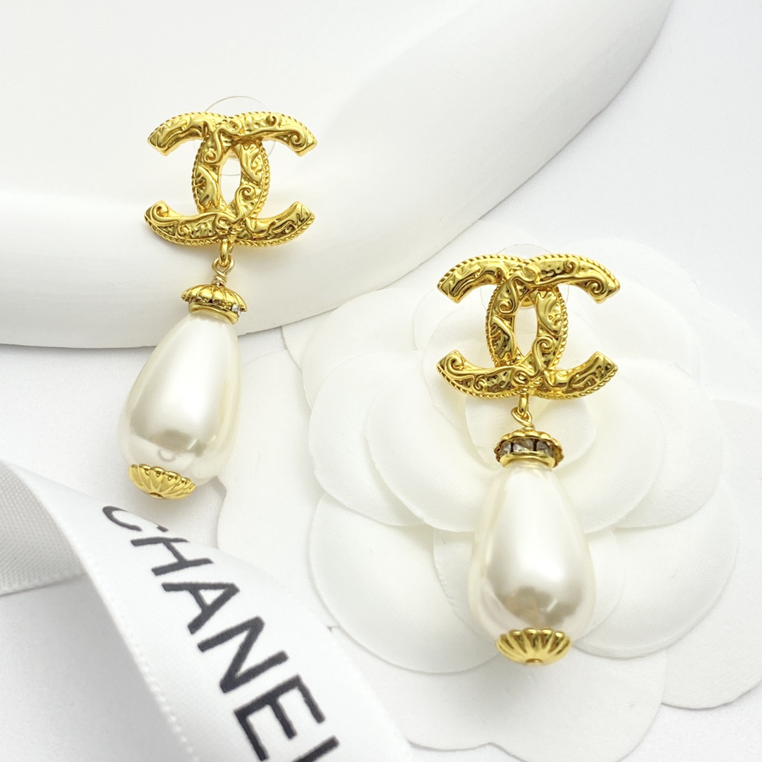 CHAN 24 gold totem double c pearl earrings