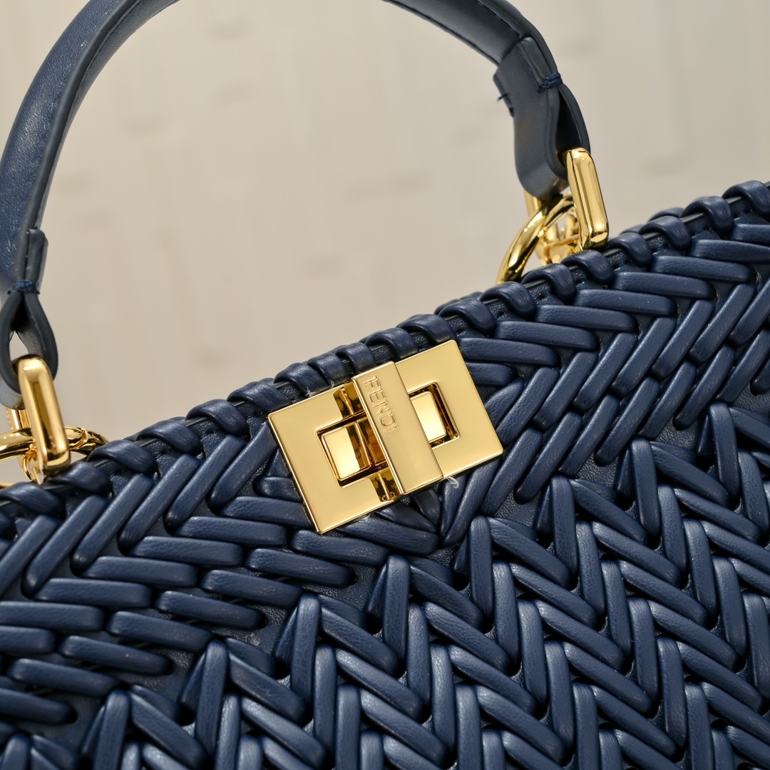 FENDI BAGUETTE Medium Handbag 3318