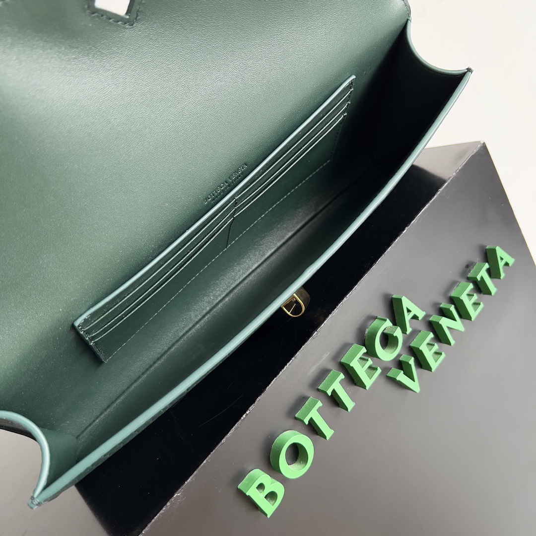 Bottega Veneta Andiamo rare crocodile leather handbag 741511