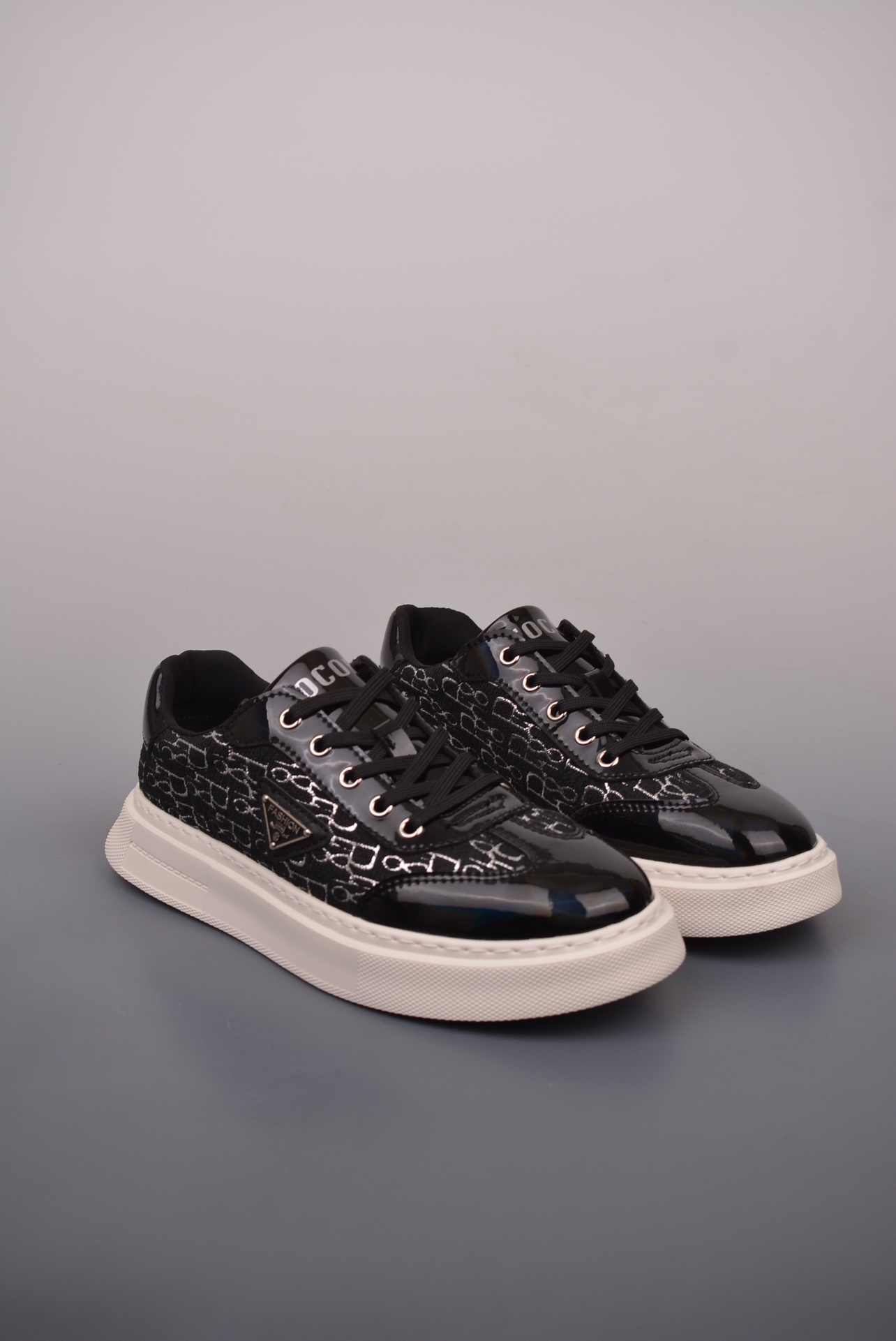 FENDI 23ss low-top sneakers black and silver