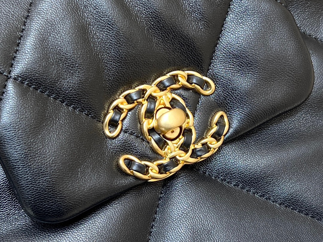 Chanel 24C Early Spring Resort Series Underarm Bag AS4638 00128