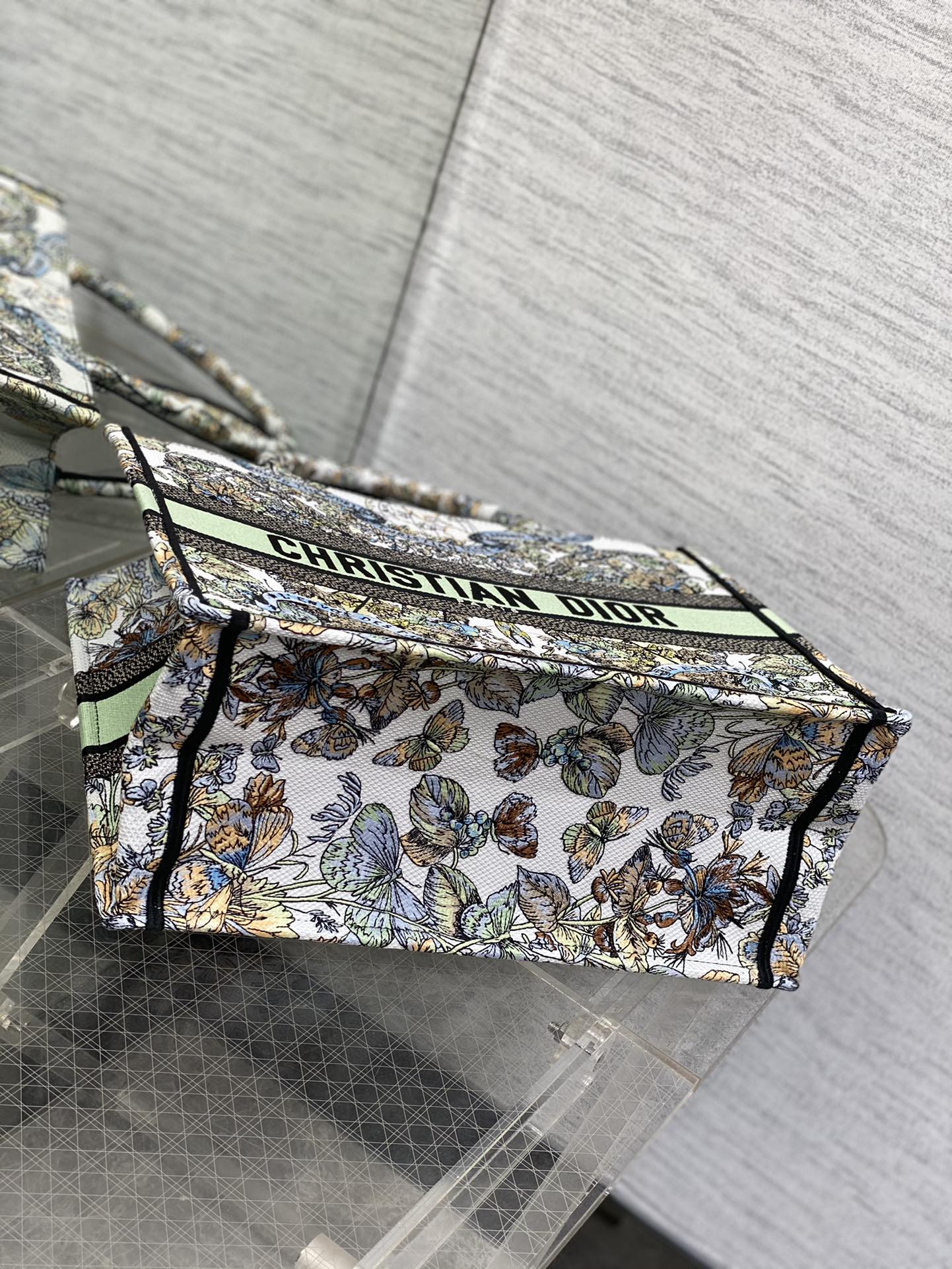 Dior embroidered tote bag medium