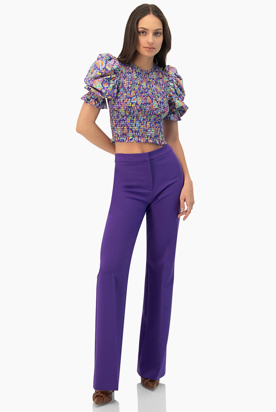 Pantalon recto en tono morado