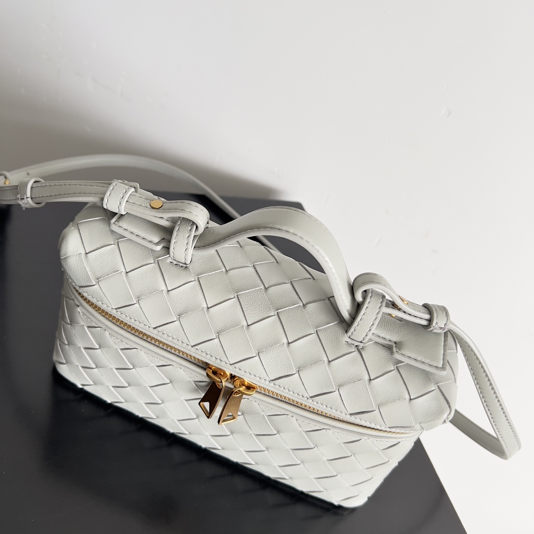 Bottega Veneta 2024 Woven Zippered Baguette Bag 789109