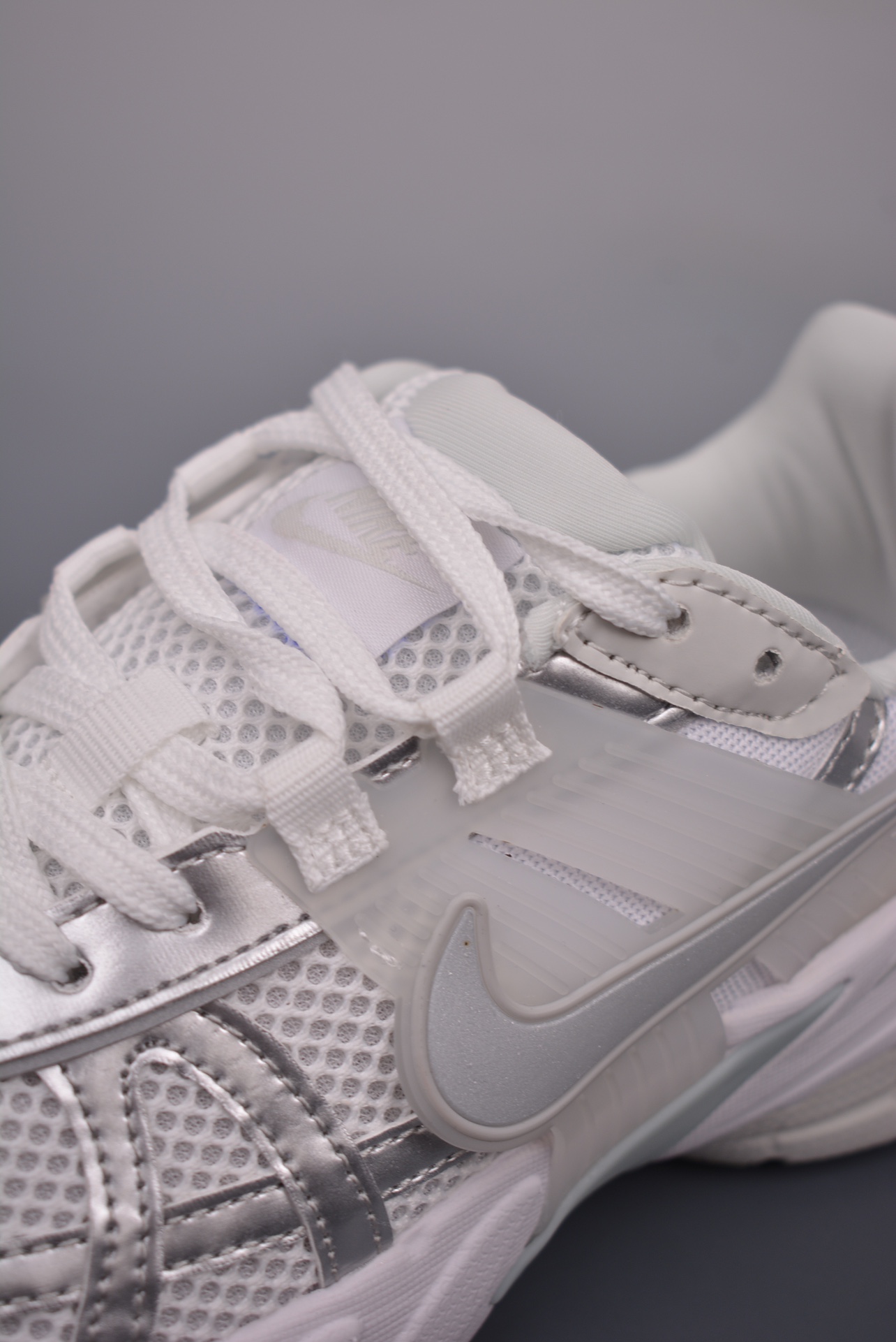 Nike Wmns V2K Runtekk Low Metallic Silver FD0736-104