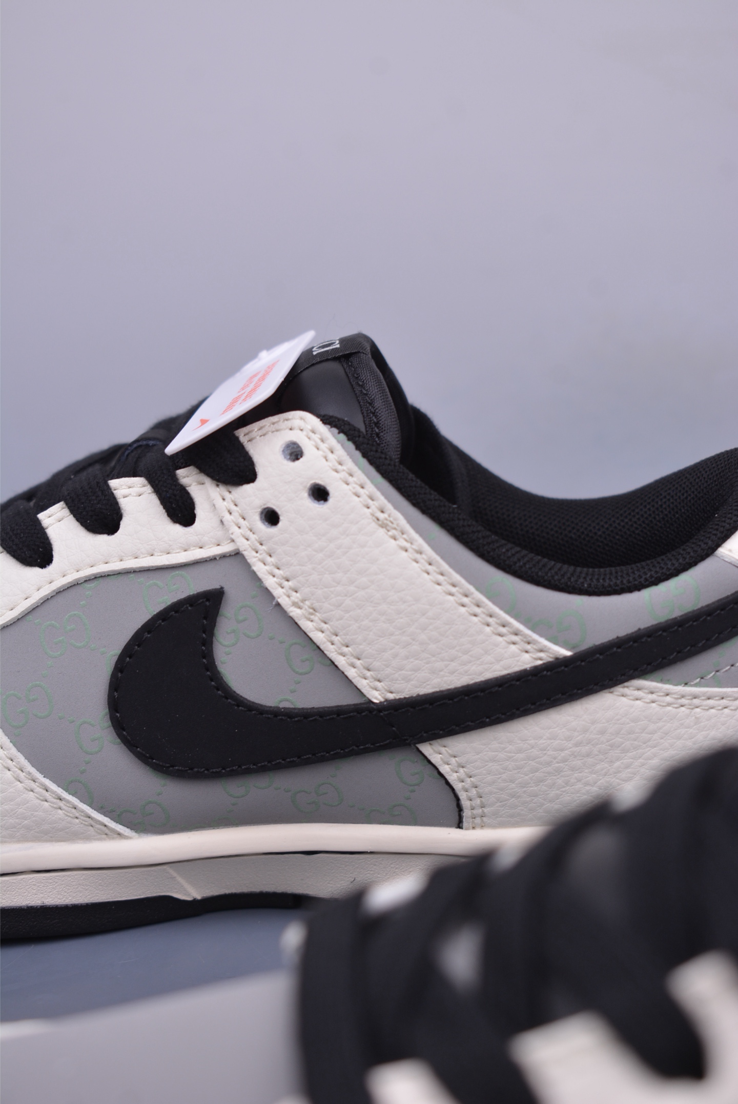Gucci x Nike SB Dunk Low Low-top Sneakers Off-White and Black XD1588-204