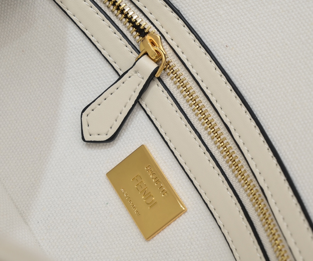 FENDI Baguette Shoulder Bag 1002