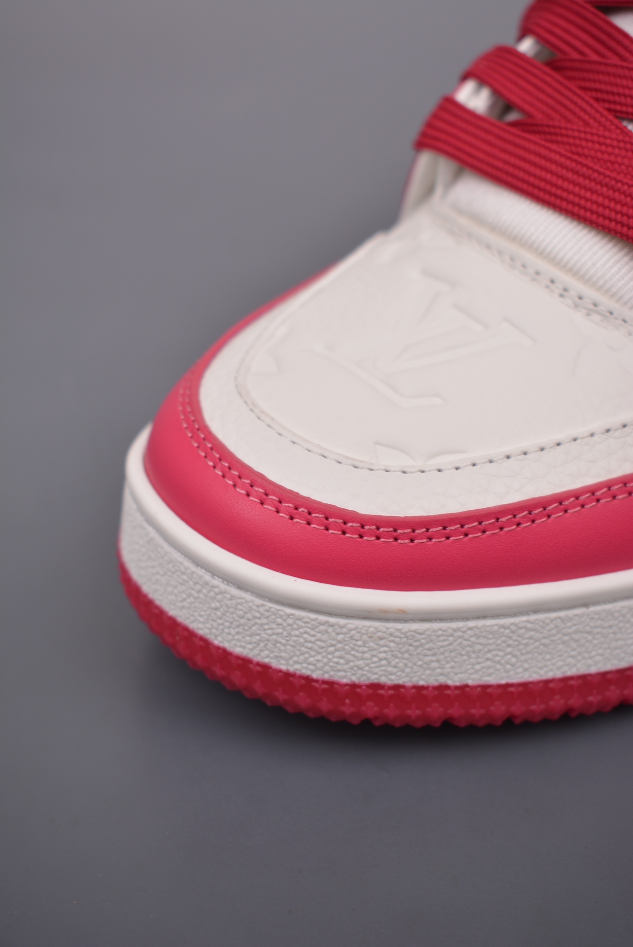 Louis Vuitton Trainer Sneaker Low Rose Red and White Embossed 1AA6WJ