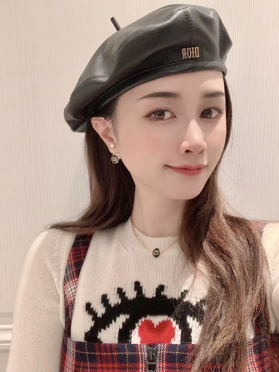 Dior black round necklace