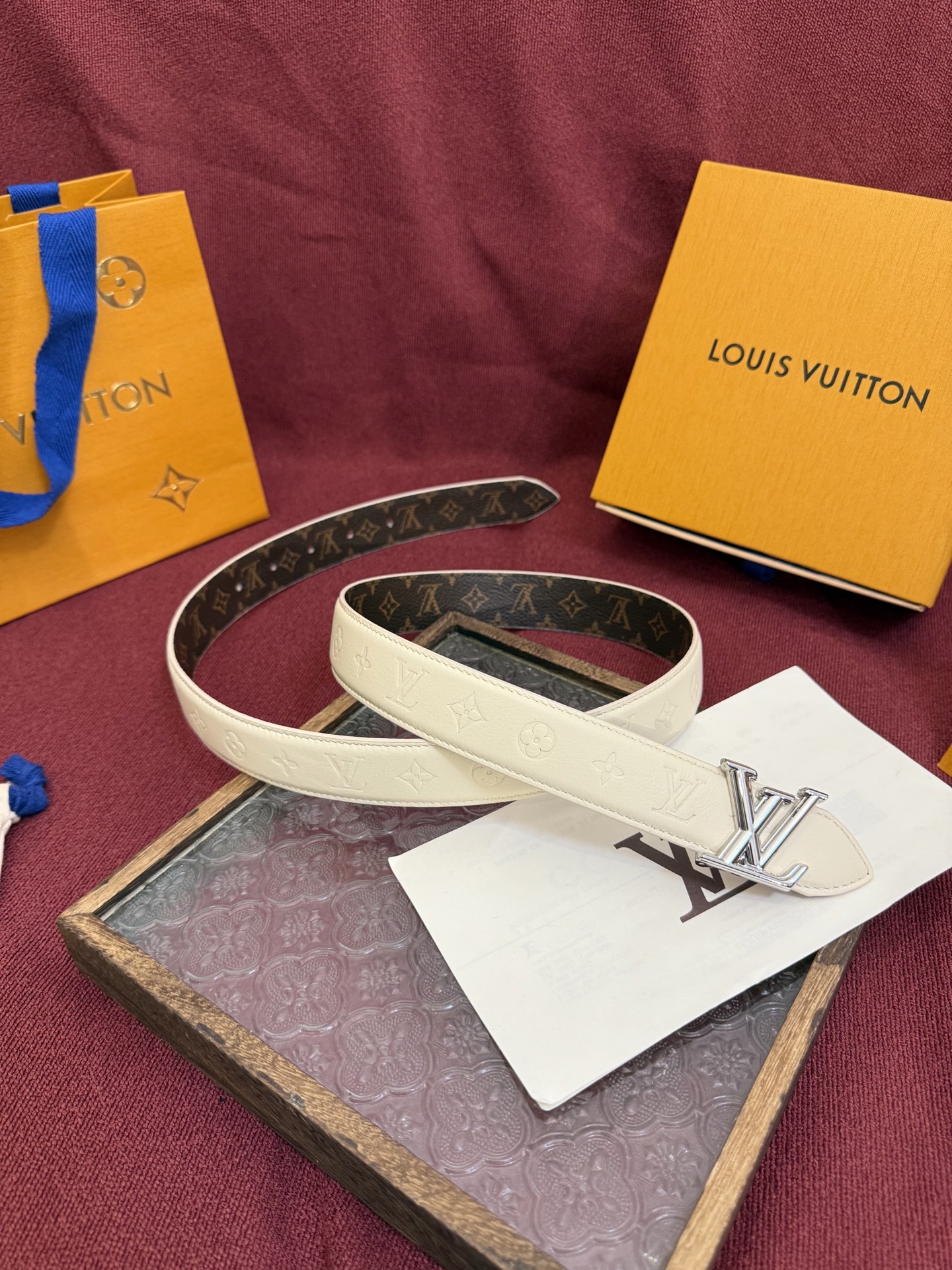 Louis Vuitton embossed double-faced cowhide belt, 3cm wide