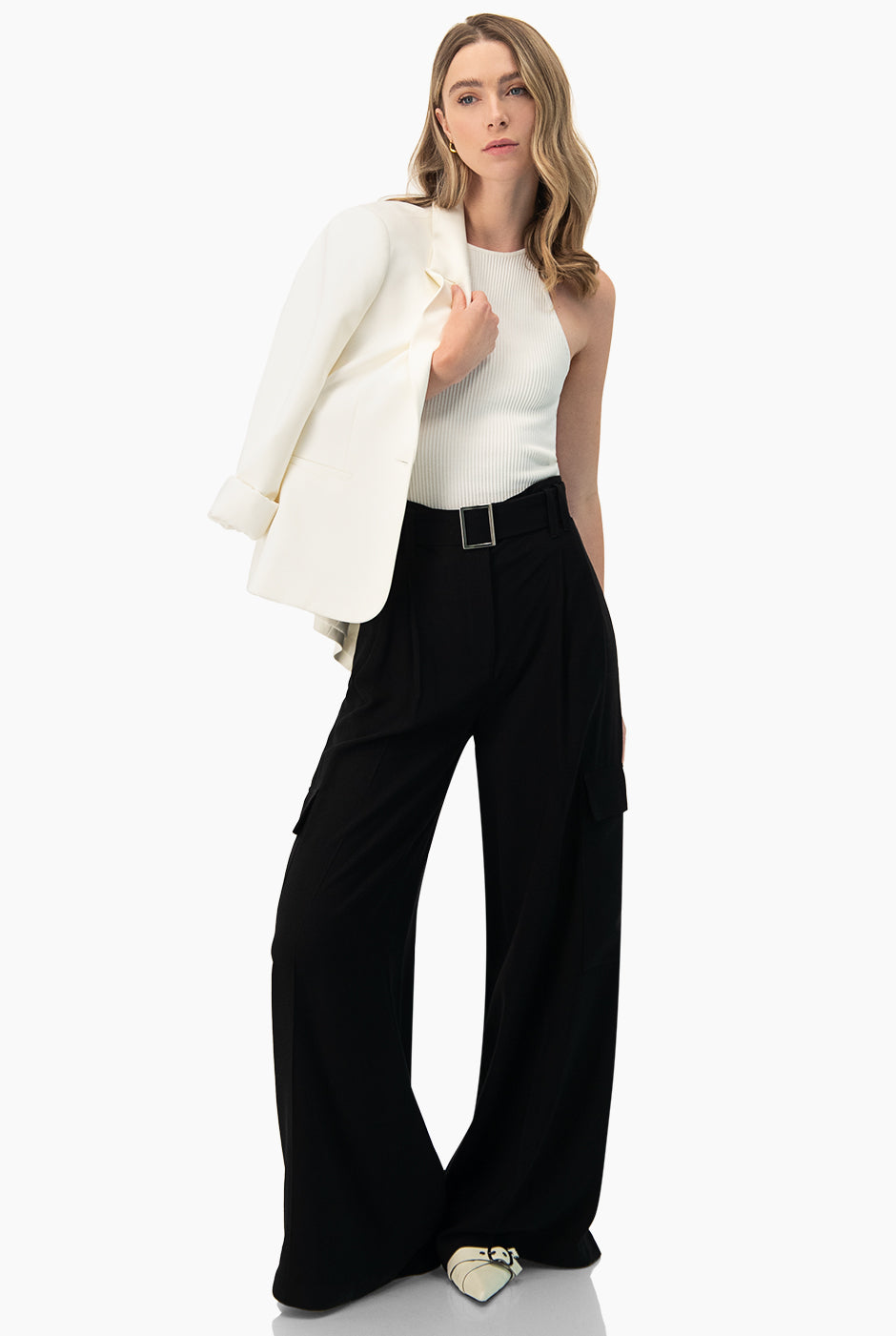 Pantalon negro cargo con cinturon