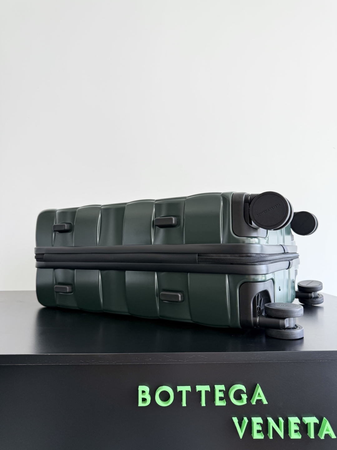 Bottega Veneta 2025 Odyssey Luggage 822479